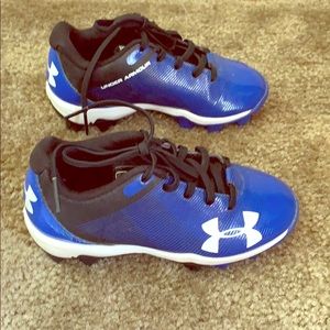 Boys Under Armour baseball cleats size 10.